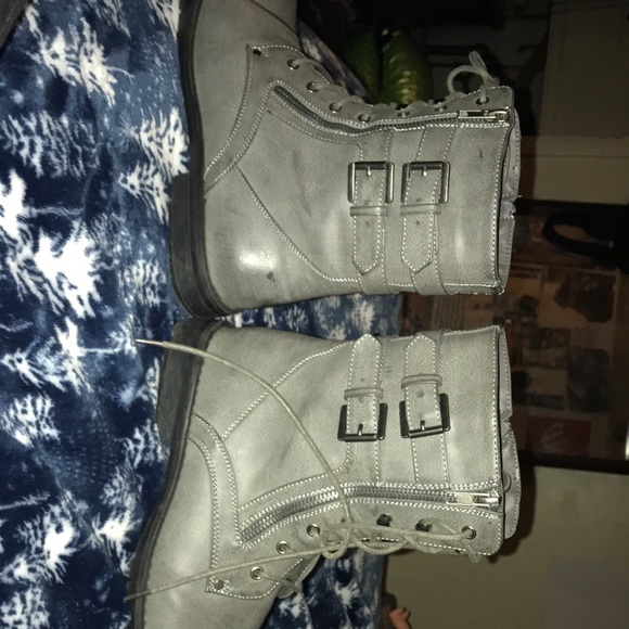 Grey I.D. required combat boots.size 12. slightly worn.in really good condition. - Picture 6 of 6